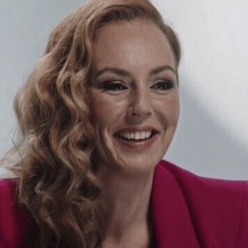 es una vergüenza absoluta lo que se está haciendo en #DeViernes con estas 2 mujeres, Mar Flores y Rocío Carrasco son mujeres maltratadas, ambas sufrieron en sus carnes la violencia física y psicológica durante años, por no hablar de la violencia vicaria de los padres de sus hijos