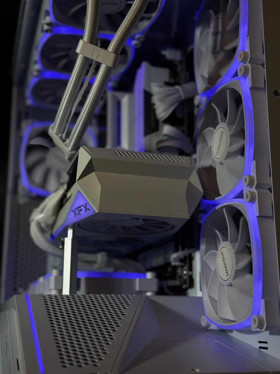 bit0th's tweet image. الله يبارك لها 

من التجميعات المتجر @Bitbybitpc 

المواصفات : 

XFX RX9070XT
RYZEN 7 7700
ASUS ROG STRIX B650-A 
G.SKILL Z5 NEO 32GB 6000MHZ CL30
LEXAR NM790 2TB 7400MB
TR HYPER VISION 360MM
XPG CORE II 850W ATX3.1
LIAN LI VECTOR V100