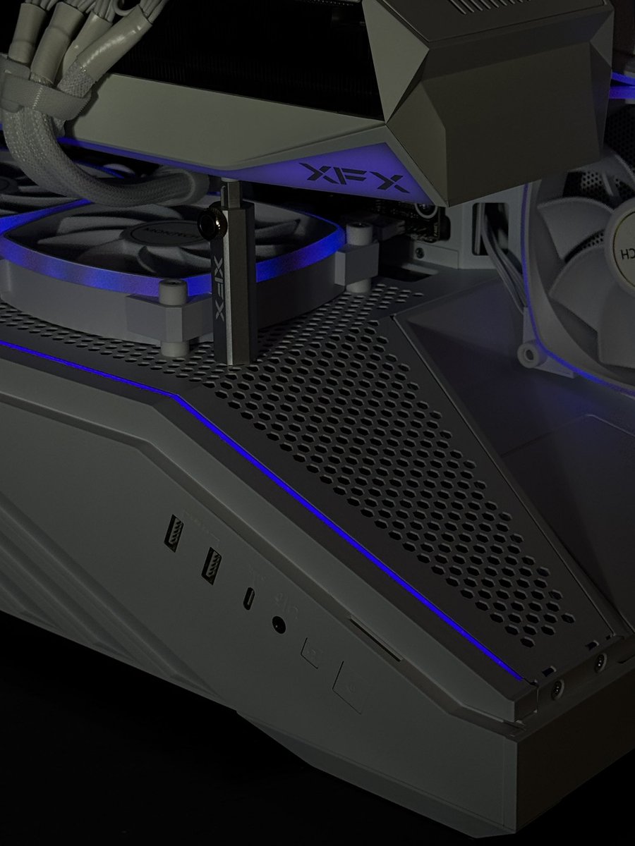 bit0th's tweet image. الله يبارك لها 

من التجميعات المتجر @Bitbybitpc 

المواصفات : 

XFX RX9070XT
RYZEN 7 7700
ASUS ROG STRIX B650-A 
G.SKILL Z5 NEO 32GB 6000MHZ CL30
LEXAR NM790 2TB 7400MB
TR HYPER VISION 360MM
XPG CORE II 850W ATX3.1
LIAN LI VECTOR V100