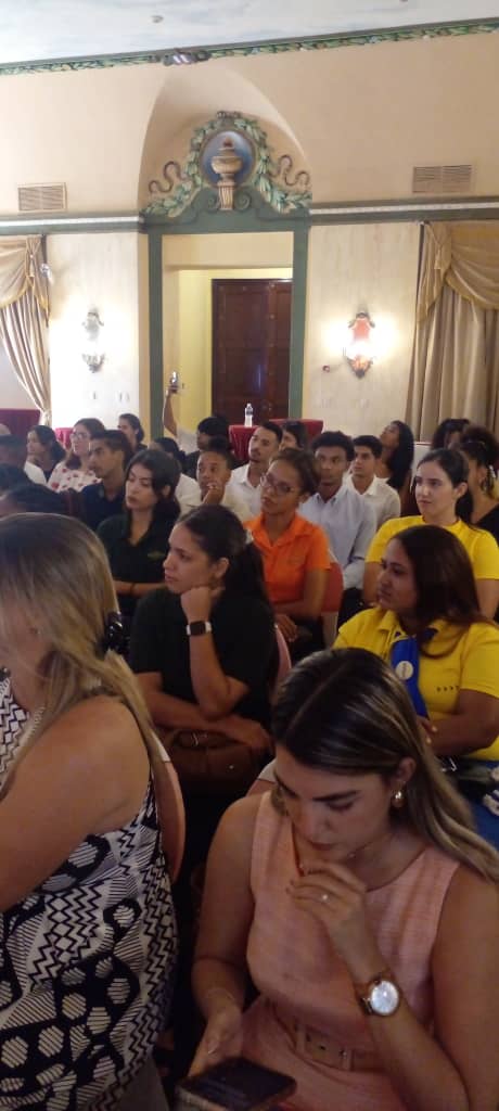 Hoy se celebró el “Encuentro con los Egresados Universitarios. Curso 2025”, con la participación de nuestros adiestrados.
  
👏 Daniela Martínez (ECOTUR) intervino en el Panel de Intercambio de Experiencias.  
🌟 Reconocimiento Talento de Oro para Lorena García (Cubatur).