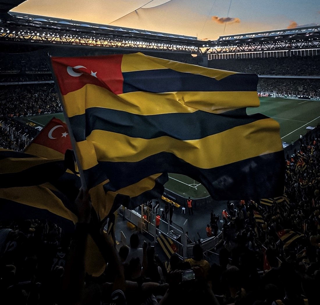 Değerli Fenerbahçe Kongre Üyelerine,

Tarih: 12 Mayıs 2012

3 Temmuz operasyonu üzerinden yaklaşık 1 sene geçmişti. Milli güvenlik sorunu terör örgütü operasyonunu tamamlamış, sürece dâhil olanlar bağlı oldukları kurumlardan ayrılarak kendi camialarına geri dönmüşlerdi. 

O akşam