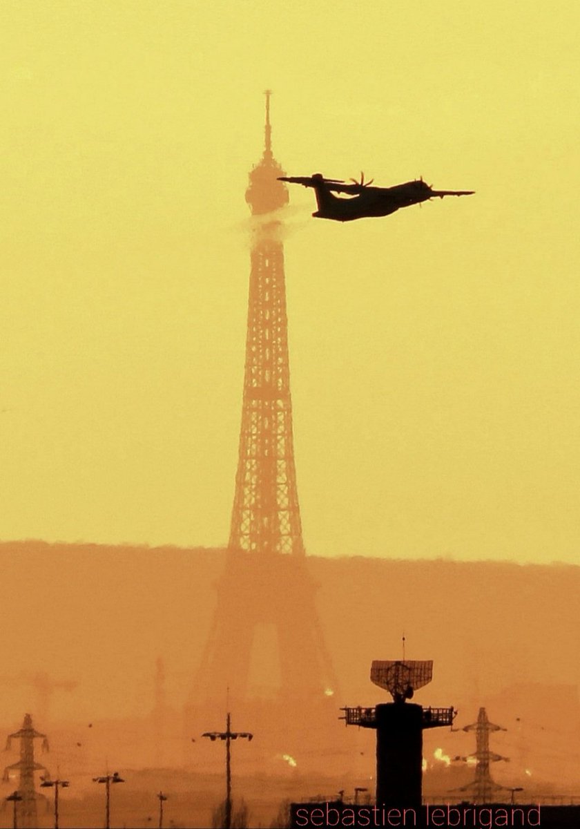An ATR plane flies over a 136-year-old woman. (Photo taken 36 km from the Eiffel Tower)