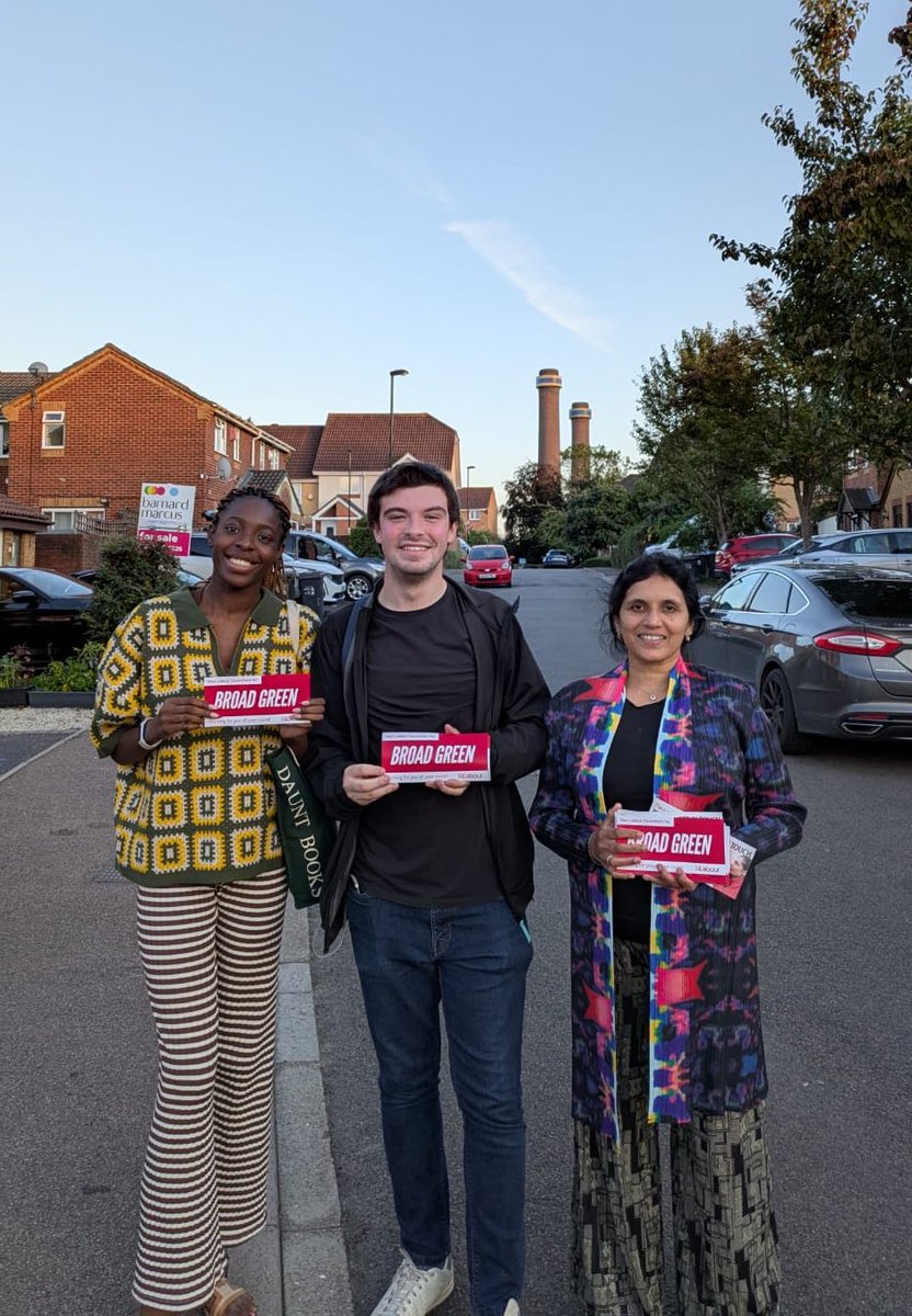 We had a lovely evening out on the doors in Valley Park (next to our iconic Ikea chimneys!) talking to residents😊

Plenty of good chats, interesting ideas and positive feedback for <a href="/RowennaDavis/">Rowenna Davis</a> and our Broad Green team’s plan to clean up our streets and put people first 🌹🙏