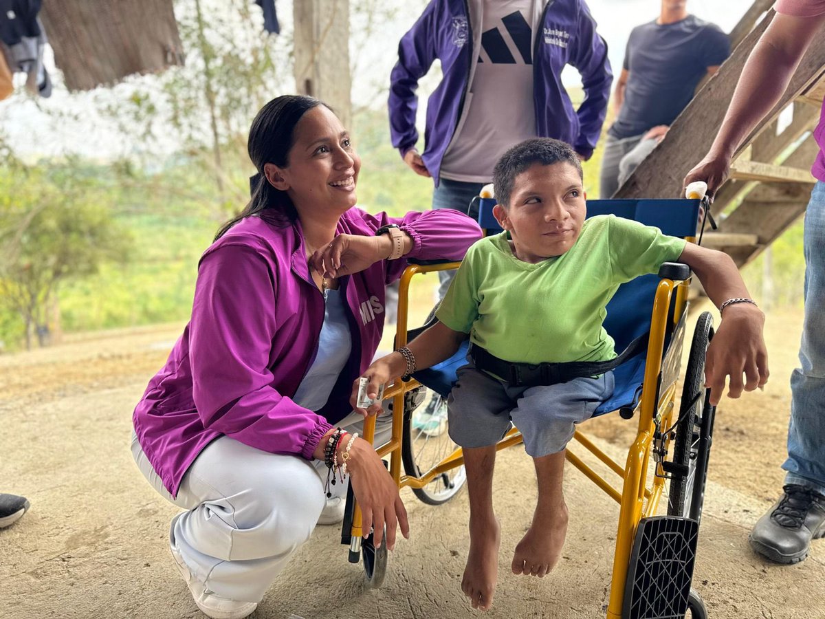 ManabiInclusiva's tweet photo. 📍#Paján| En la parroquia Lascano, acompañamos a Kevin, de 19 años, en la entrega de una 🦽 ayuda técnica que le permitirá mejorar su calidad de vida. ✨

Seguimos construyendo un #NuevoEcuador, en territorio, protegiendo a quienes más lo necesitan. 💙

#ElNuevoEcuadorDefiende 🇪🇨 https://t.co/n2ClypfWzR