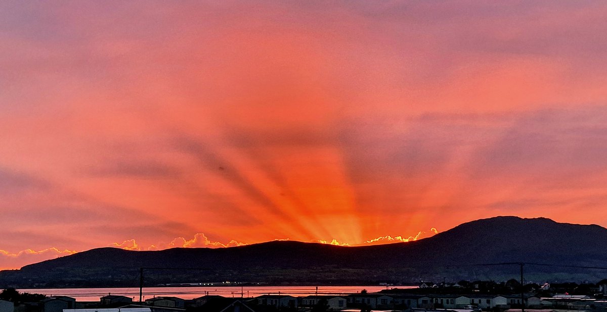 From the other side of Carlingford Bay, the Cooley Mountains basking in the sun rays......<a href="/Louise_utv/">Louise Small</a> <a href="/barrabest/">Barra Best</a> <a href="/WeatherCee/">Cecilia Daly</a> <a href="/Ali_Totten/">Ali Totten</a>