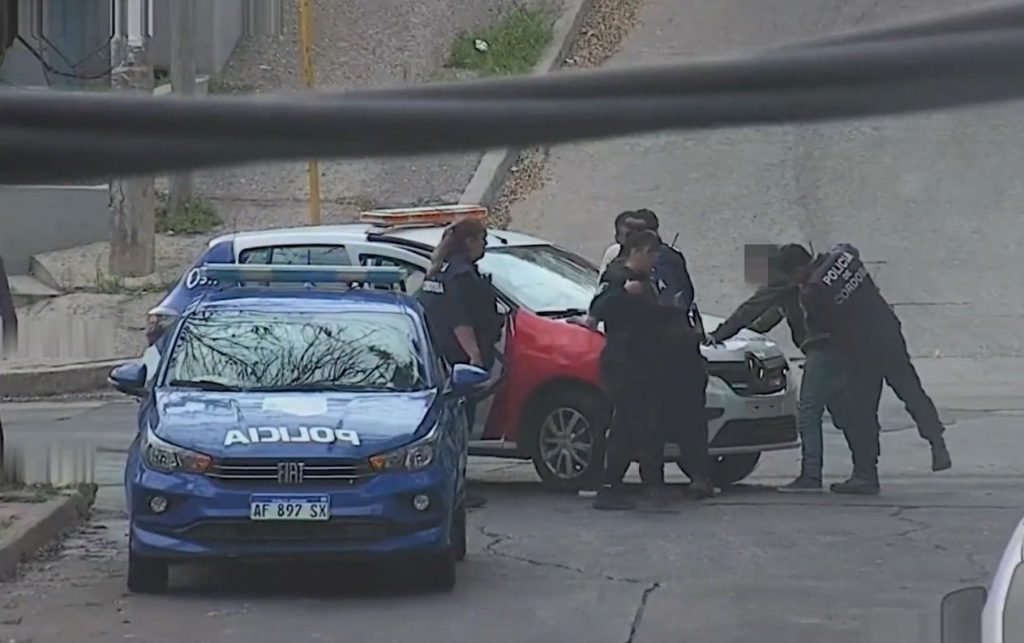 gobdecordoba's tweet image. 👁️‍🗨️ 🚨 Agentes de #CordobesesEnAlerta realizaron detenciones en diferentes barrios de la ciudad.

Gracias a la herramienta de participación ciudadana, seis hombres fueron detenidos tras diversos operativos en #AmpliaciónEmpalme, #Juniors, #Ayacucho, #Urca y #Maipú 2° Sección.