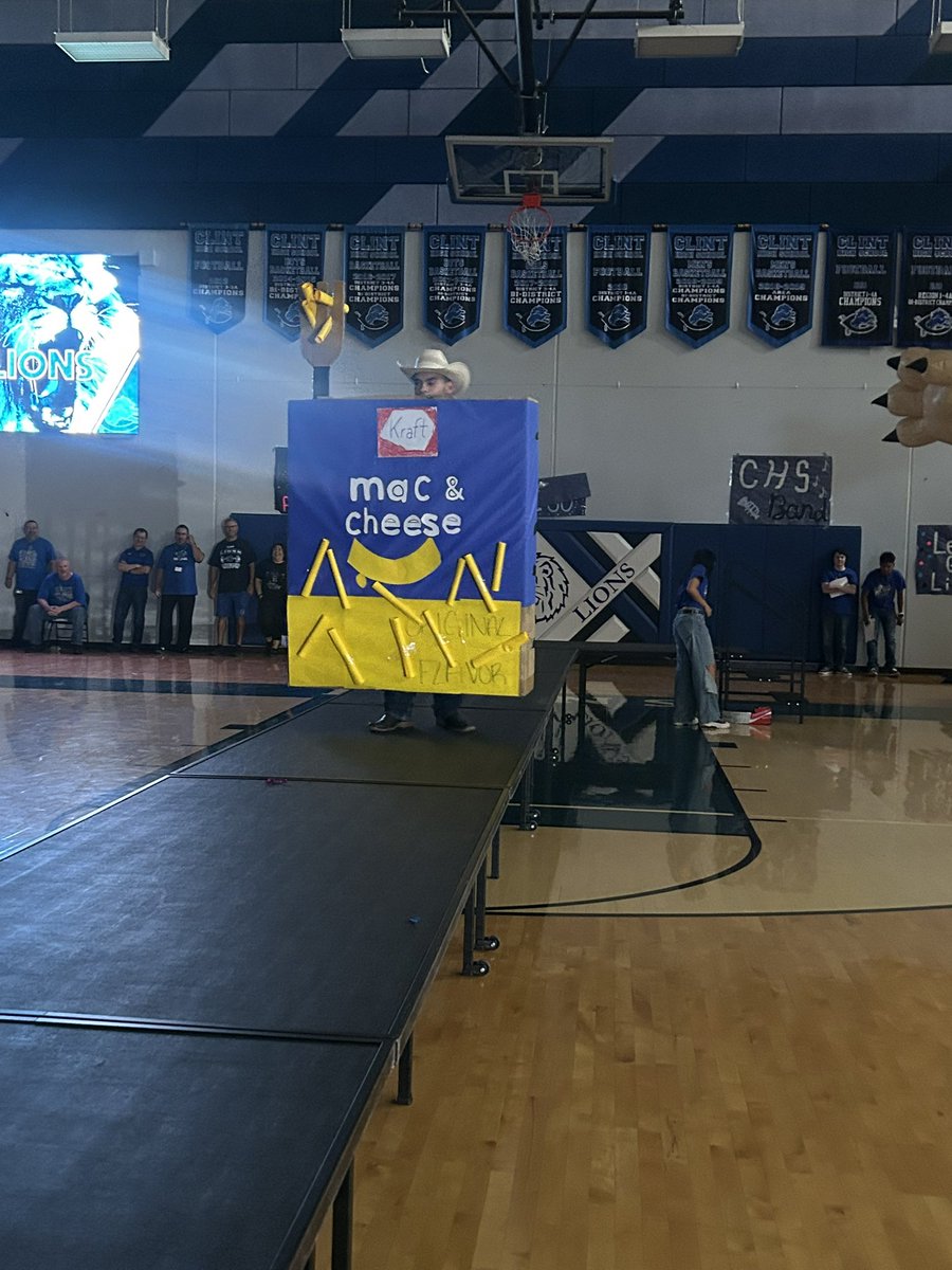 On the catwalk …
Today’s Extravaganza: Our Lion needs a date to Homecoming!?! 🦁🎉 
Who will win❓ 🏆