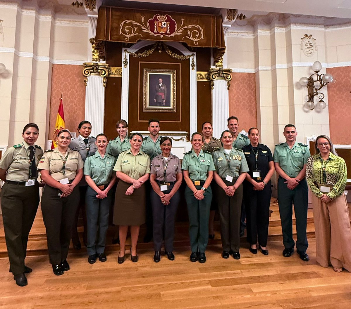 PoliciaColombia's tweet photo. ¡Un paso más hacia la equidad y la protección!

Orgullosos de participar en la Jornada sobre Liderazgo de la Mujer y Violencia de Género en Madrid, España, del 15 al 19 de septiembre de 2025, organizada por la @guardiacivil.

Junto a especialistas de fuerzas de seguridad internacionales, impulsamos cambios en políticas policiales globales para fortalecer prácticas sensibles al género. #CooperaciónInternacional