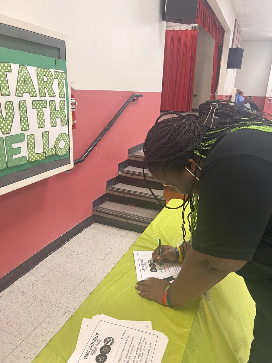 RobertRenick3's tweet photo. Moving Forward Fri-Yay~ Our students & staff took the promise pledge to have empathy for those around them and to reach out and help others ๐ #StartWithHelloWeek @sandyhook @MDCPSNorth @SuptDotres @MDCPS_MHS @StdtSvcsMDCPS https://t.co/XTXC5x927w