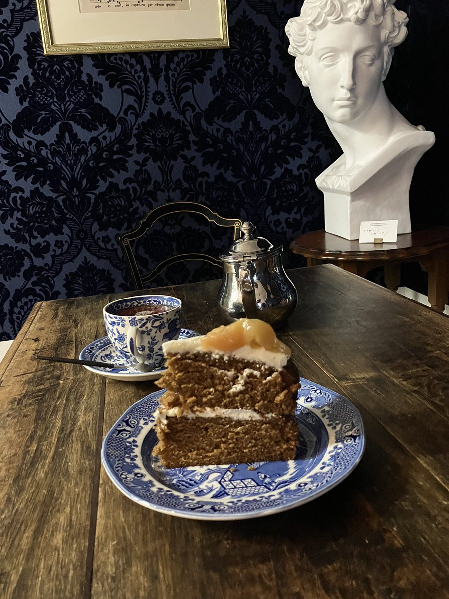⭐︎塩キャラメルケーキ⭐︎
⭐︎洋梨&amp;ジンジャーブレッドケーキ⭐︎

大好きなサンドイッチケーキ、
大好きなバタークリームの季節🫖

フレークソルトが甘さのアクセントになる
塩キャラメル、仕上げに🥨

ふわっとジンジャーブレッドケーキは、
洋梨のコンポートを添えてどうぞ🫖