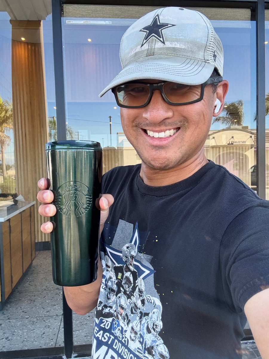 jonathan_shen7's tweet photo. Itโs Friday. Clocked out from work. Beautiful day out. Bring on the coffee. ๐๐๐๐คฃโ๏ธ #starbucks #hb #dallascowboys #dc4l #respectthestar #fridaycoffee #tgif #happyfriday #friyay https://t.co/9OsoVzHKVW