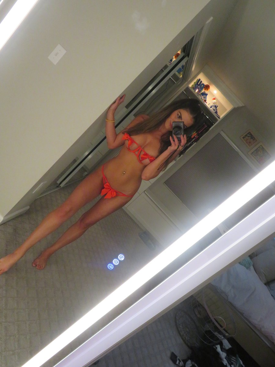 cupofcarliejo's tweet photo. Sometimes I just randomly dress up like a present 🎁 lol https://t.co/ezIIisVXW3