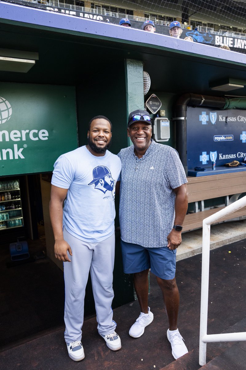 BlueJays's tweet photo. Vladdy 🤝 Joe Carter 

🇨🇦 Franchise Icons 👑 https://t.co/GTHzPQMtg2