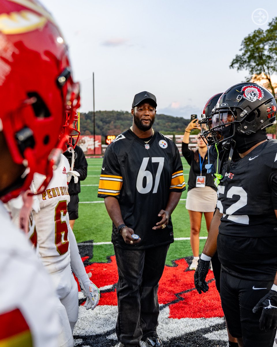 SteelersYouthFB's tweet photo. Thanks to Calvin Anderson for coming out to lead the #SteelersShowcase coin toss! 🪙 https://t.co/IKNvRTKCcM