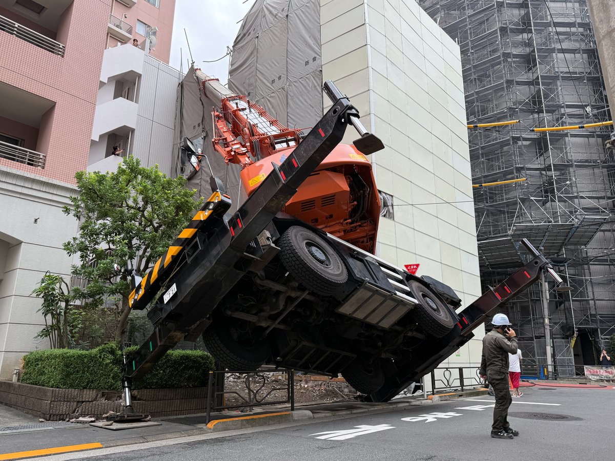 TFujimura1006's tweet photo. 報道各社の皆様へ（＆付近の皆様へ）｜東京都文京区小石川1丁目、クレーン車転倒事故について。事故の速報や、発生直後の写真及び映像を提供します。（なお、安全な場所から撮影と投稿をしています）

今朝、8時15分ごろ、東京都文京区小石川1丁目で、クレーン車の転倒事故がありました。現場の周辺声では、この事故による怪我人や要救助者はいない模様です。クレーンの吊り上げ（または吊り下げ）の作業中に傾き、転倒したものと思われ、付近のマンションに寄りかかり、クレーンの柱が折れています。先ほど現場付近に警察も到着し、事故の詳しい状況を聞き始めているところです。なお現場付近では、一時、停電等が発生したとの声もありましたが、詳細はわかっておりません。

DMにて連絡をいただければ、動画素材や写真素材等を提供します。提供は「視聴者提供」等の表示で構いません。なお、撮影は事故発生後3分〜7分程度で撮影したもの、本人撮影です。よろしくお願いいたします。