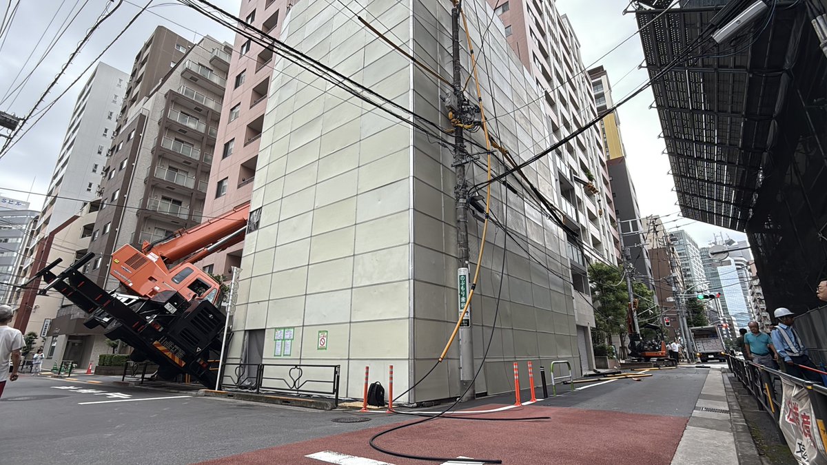 TFujimura1006's tweet photo. 報道各社の皆様へ（＆付近の皆様へ）｜東京都文京区小石川1丁目、クレーン車転倒事故について。事故の速報や、発生直後の写真及び映像を提供します。（なお、安全な場所から撮影と投稿をしています）

今朝、8時15分ごろ、東京都文京区小石川1丁目で、クレーン車の転倒事故がありました。現場の周辺声では、この事故による怪我人や要救助者はいない模様です。クレーンの吊り上げ（または吊り下げ）の作業中に傾き、転倒したものと思われ、付近のマンションに寄りかかり、クレーンの柱が折れています。先ほど現場付近に警察も到着し、事故の詳しい状況を聞き始めているところです。なお現場付近では、一時、停電等が発生したとの声もありましたが、詳細はわかっておりません。

DMにて連絡をいただければ、動画素材や写真素材等を提供します。提供は「視聴者提供」等の表示で構いません。なお、撮影は事故発生後3分〜7分程度で撮影したもの、本人撮影です。よろしくお願いいたします。