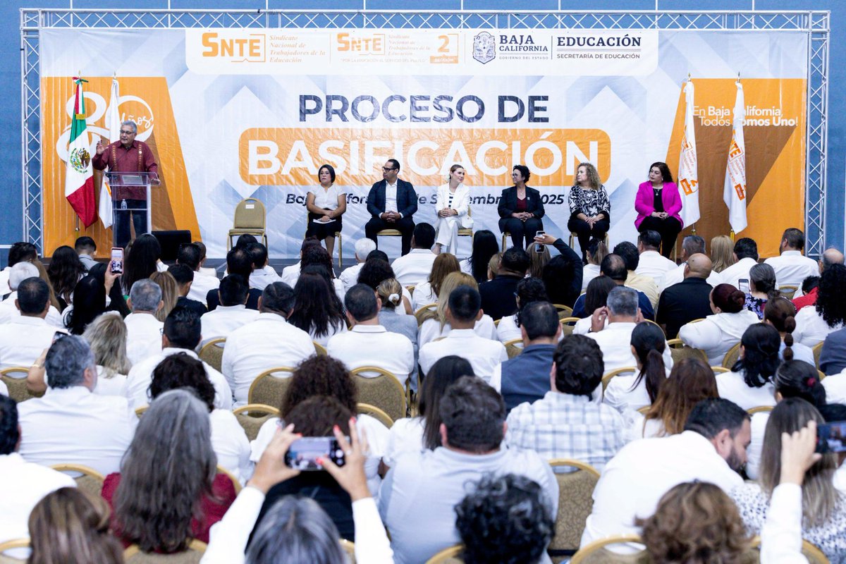 Al entregar, junto con la gobernadora de #BajaCalifornia, <a href="/MarinadelPilar/">Marina del Pilar</a>, mil 200 plazas a docentes de la entidad, el Srio. Gral. del #SNTE, Mtro. Alfonso Cepeda Salas, afirmó que la promoción horizontal es una solución al rezago salarial del magisterio.
bit.ly/4nEY6mv