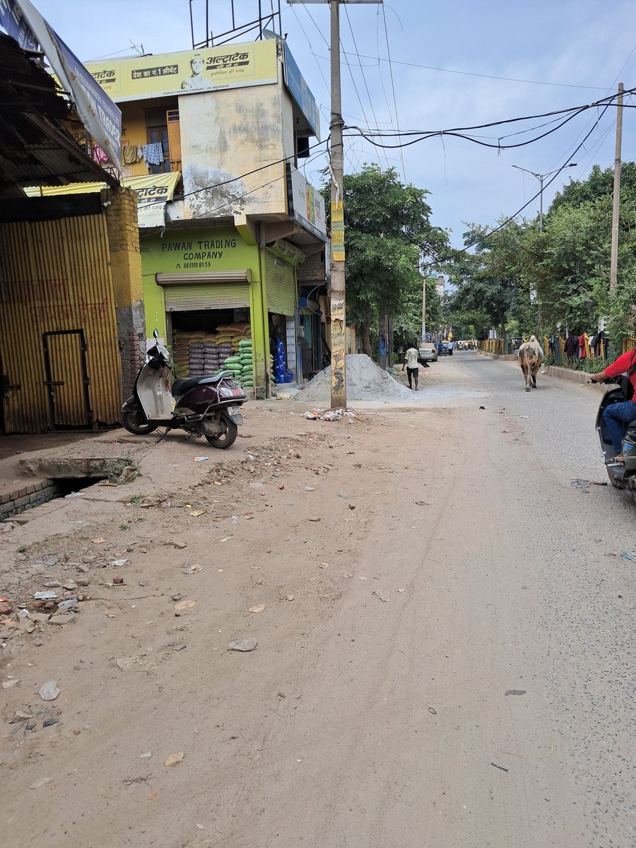 csSandy20's tweet photo. @CPCB_OFFICIAL @BallabgarhR @sdm_ballabgarh The situation at Sihi gate road, Ballabgarh, Faridabad is pathetic, as these shops have encroached the main road and have poured the building materials on road. This is causing immense air pollution and dusting 24*7. Pls take action. https://t.co/Y7P5D1R2jJ