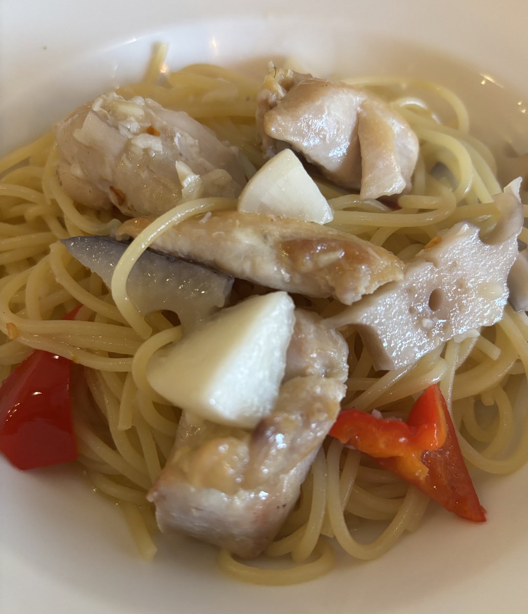 tamakoma2024's tweet image. #PASTON で鶏肉と野菜のペペロンチーノパスタを食べました🍝😋辛味が効いていておいしい💕平日ランチでは何度か来てるけど、休みの日にコーヒーを付けてゆっくり食べられるのも良いですね🥰

#調布グルメ