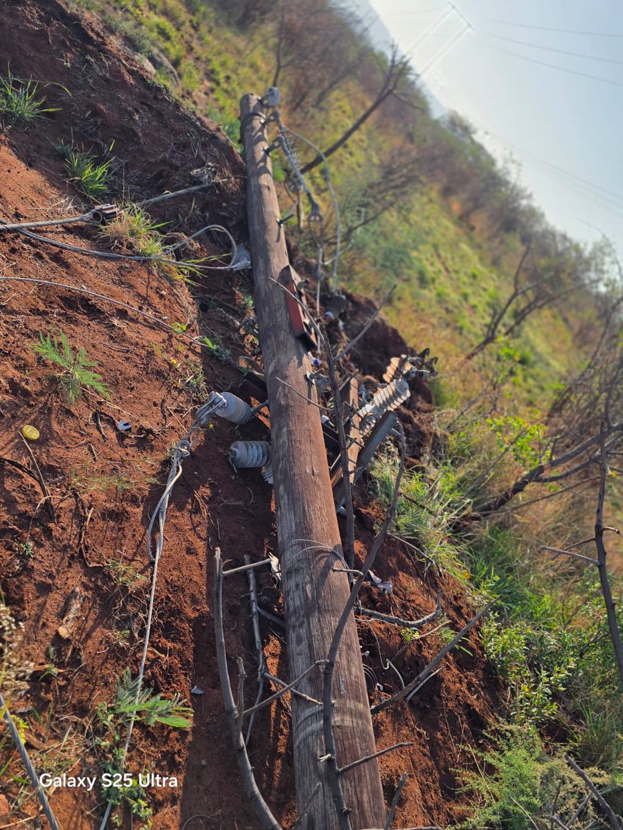 CapricornFMNews's tweet image. The Mogalakwena Local Municipality has condemned the recent vandalism of  #electricalinfrastructure in Mahwelereng Extension 17, warning that such acts  not only disrupt essential services but also place a heavy financial burden on  the municipality.

Municipal spokesperson…