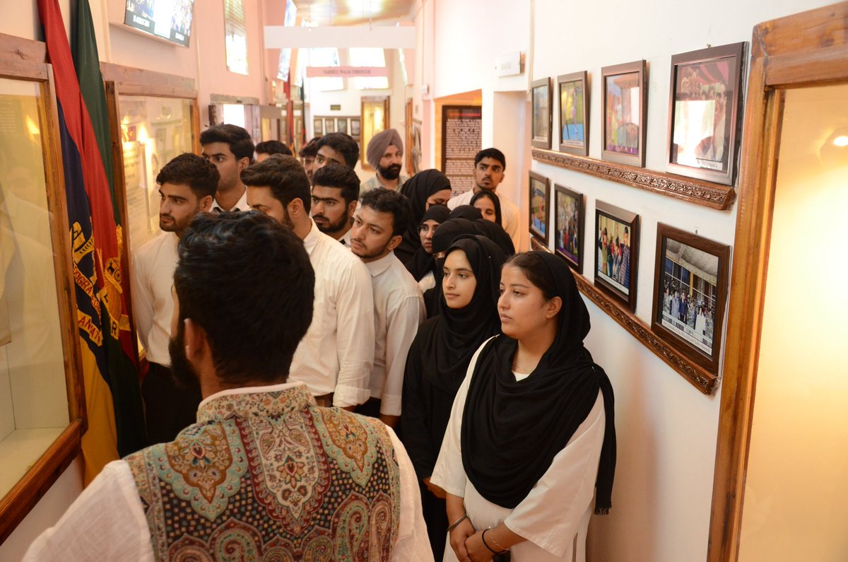 DostKashmir's tweet image. Step into Kashmiri heritage at Awaam &amp;amp; Sipaah – vibrant Pashmina weaves, soul-stirring folk tunes, and walnut carvings on display! The Army&apos;s initiative isn&apos;t just a gallery; it&apos;s a cultural bridge fostering peace &amp;amp; pride. #PitruPaksha #PromoteKashmir #IndianArmy