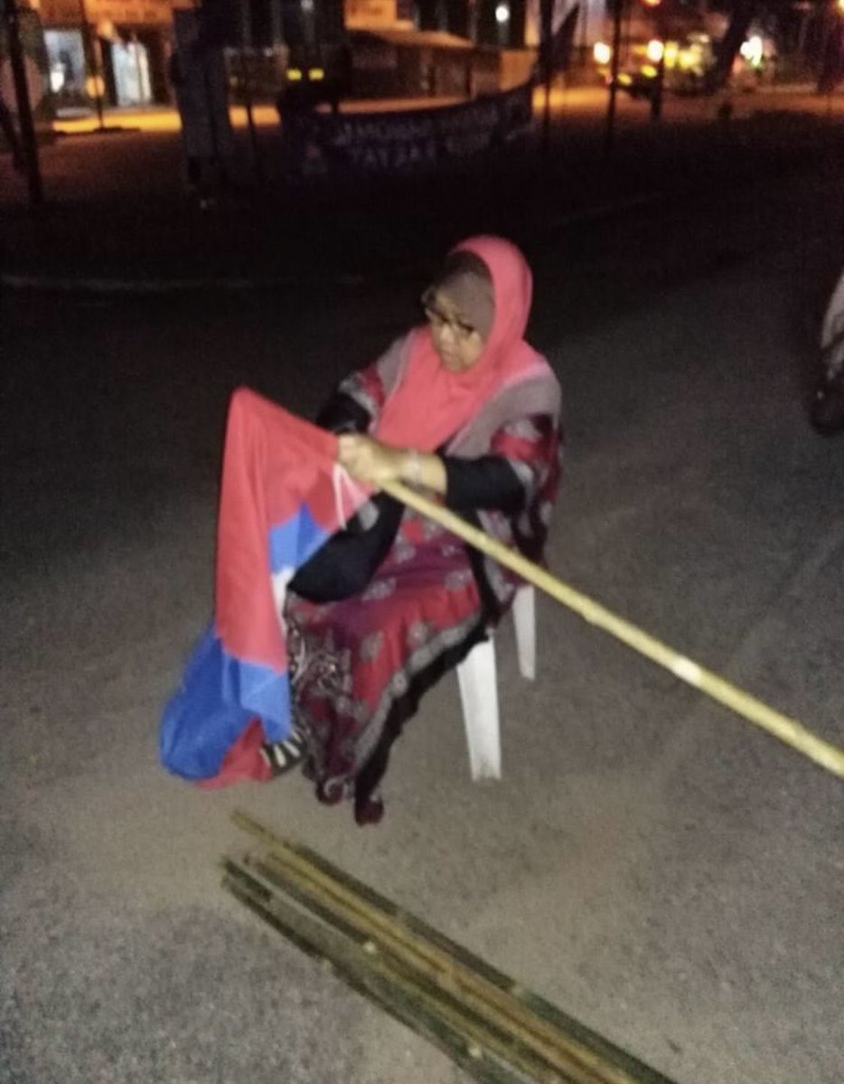 FaridahBtAhmad2's tweet photo. Parti #Mata dulu2. Yg sign dah chow. Blum mati. XTP #DrChandra left, inikan Azmin. Tukang pasang bendeler masih setia cuma kanda sudah tiada. #Alfatihah🙏
Syok dgr #YBM smlm. Byk info cerdikkan org melayu.
@KEADILAN jd bdk2 sbb
@n_izzah
My Sentimental value https://t.co/YXGl43hFnw