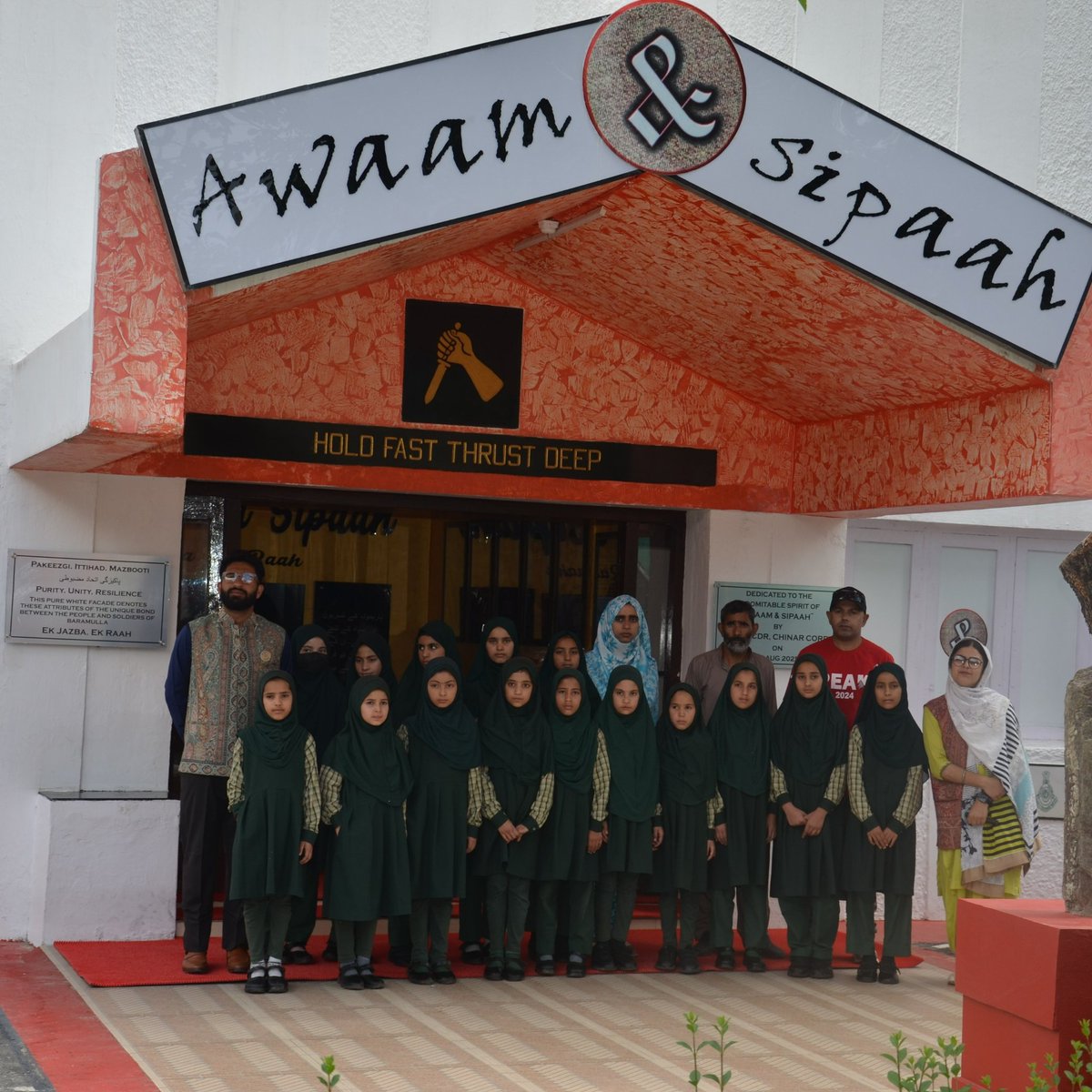 DostKashmir's tweet image. In the heart of Baramulla, the Indian Army&apos;s Awaam &amp;amp; Sipaah Gallery stands as a beacon of unity! A tribute to the unbreakable bond between our brave soldiers and the resilient people of #Kashmir. From shared stories to cultural exhibits, it&apos;s where hearts connect. #PitruPaksha