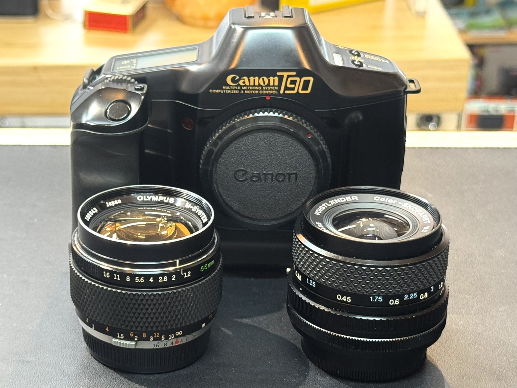 Canon T90  ズームレンズ付き Canon T90 SLR Film Camera with 50mm f/1.8 Lens - photodom. Shop