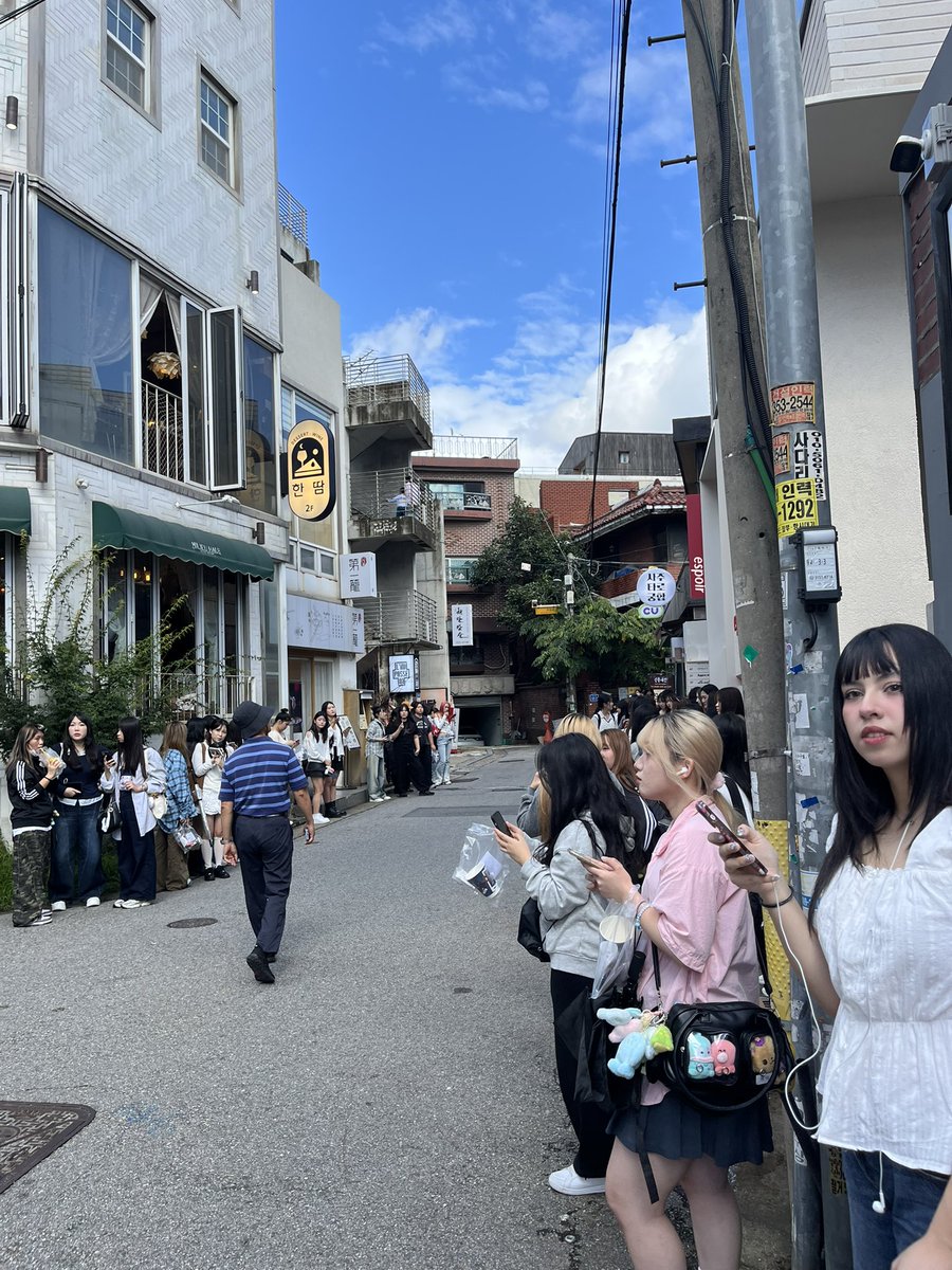 shining42carat's tweet photo. @ the location right now ~~ https://t.co/yhVoU7LlTq