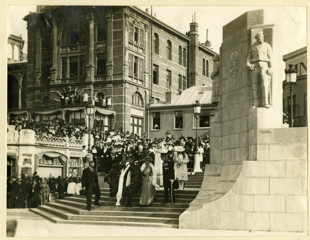 20 september 1921, onthulling door koningin Wilhelmina van het monument op de boulevard in Scheveningen voor de in de periode 1914-1918 gemobiliseerde land- en zeemacht.
Na een afwezigheid van 7 jaren is het monument dit jaar weer teruggekeerd naar de vernieuwde boulevard.