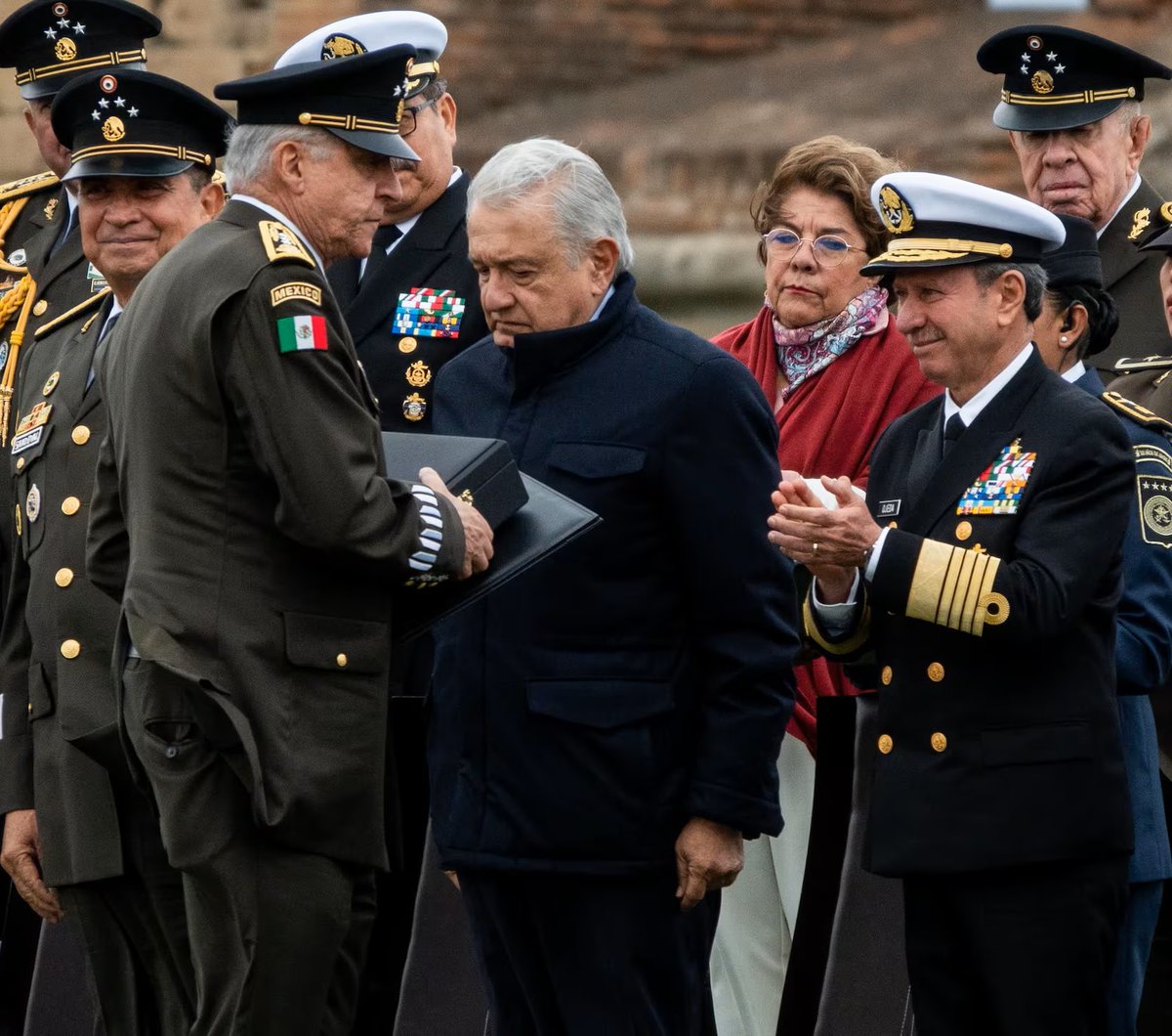El presidente López Obrador condecorando al General Salvador Cienfuegos, mientras que a su lado aplaude y sonríe el Almirante Rafael Ojeda.

En política no hay coincidencias. Tonto el que no entienda...