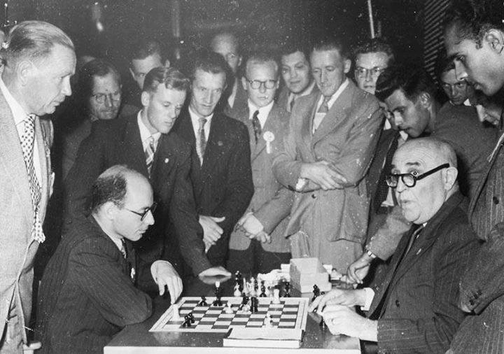 JustChessSports's tweet image. David Bronstein and Ossip Bernstein (20 September 1882 – 30 November 1962)

soloscacchi.altervista.org/?p=32321 

#chess #ajedrez #scacchi #schach #echecs #xadrez