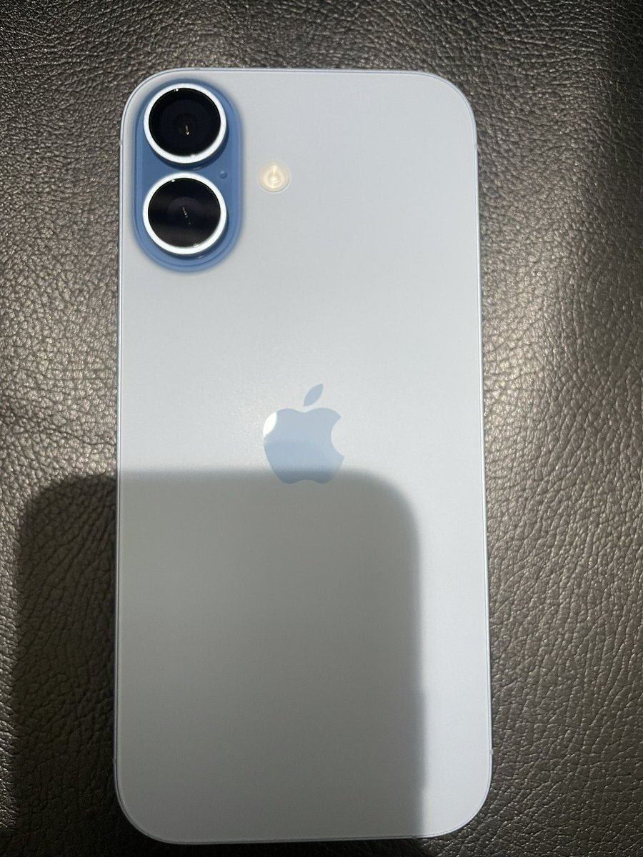 Ayasenagisa0707's tweet image. 5年ぶりに買ったよ！
使うのが楽しみ！！✨
iPhone17！！

ありがとうiPhone pro 12
さようなら惰性のつづきのステッカー！

#Apple
#iPhone12pro
#iPhone17
#iPhone17Pro 
#iPhone