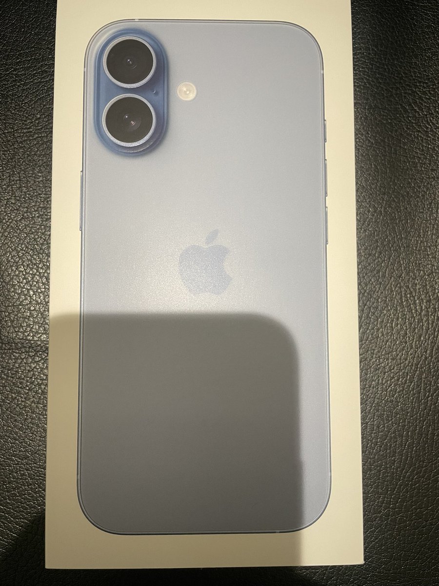 Ayasenagisa0707's tweet image. 5年ぶりに買ったよ！
使うのが楽しみ！！✨
iPhone17！！

ありがとうiPhone pro 12
さようなら惰性のつづきのステッカー！

#Apple
#iPhone12pro
#iPhone17
#iPhone17Pro 
#iPhone