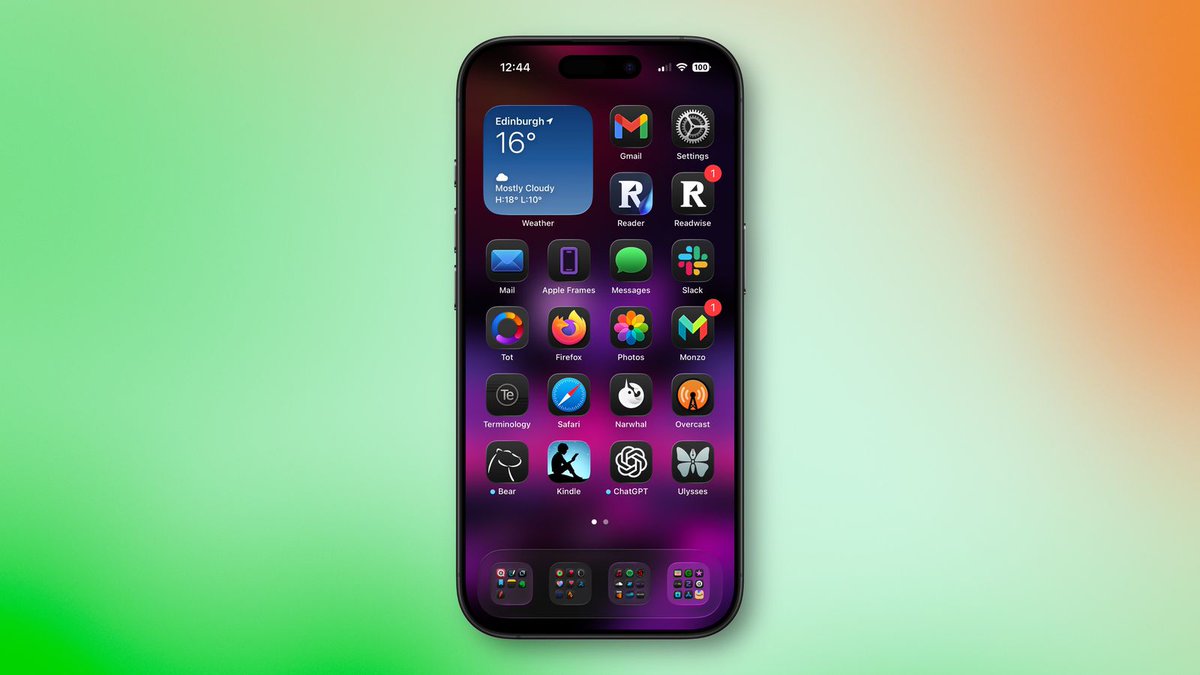 Users are reporting a bug in iOS 26 where the new "Liquid Glass" design makes app icons appear tilted or crooked, causing some to feel disoriented. The issue seems to be more noticeable in Dark Mode. #iOS26 #Apple #LiquidGlass