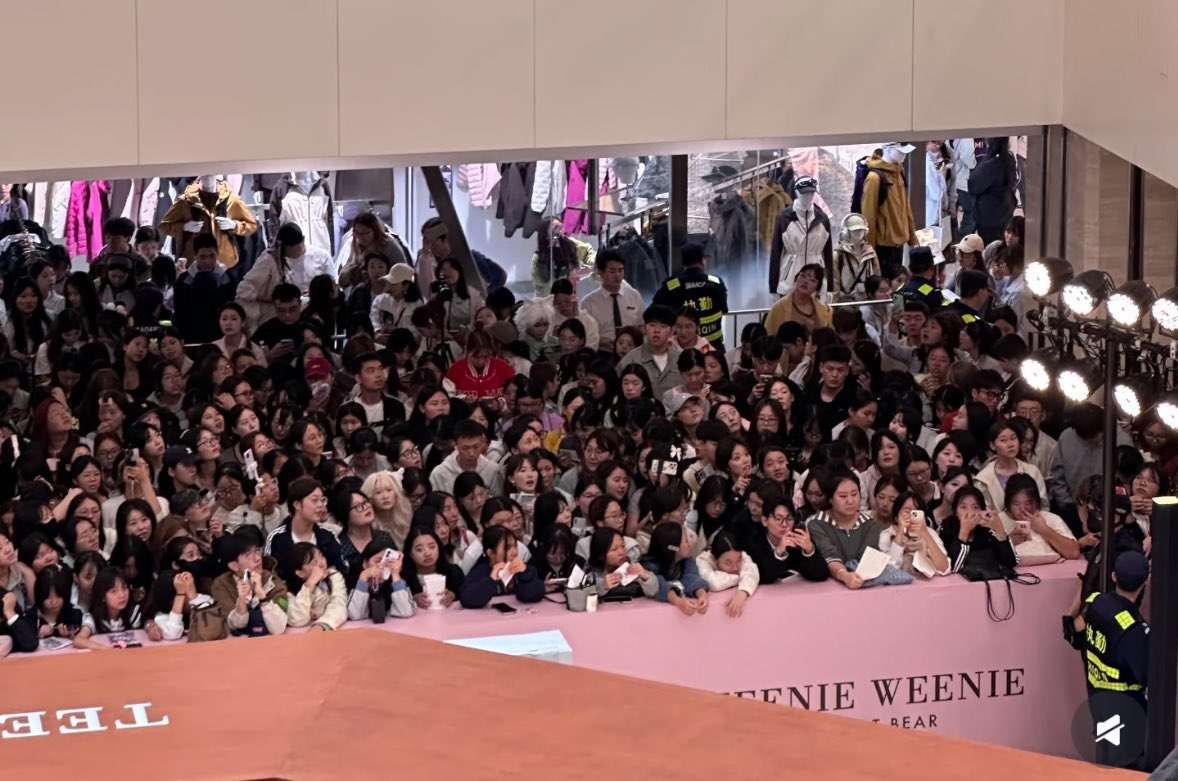 rosyholp's tweet photo. Omg, it’s only 10 am and the mall is already packed with people waiting for Lusi’s 2 pm Teenie Weenie event, insane https://t.co/qszgzyhber