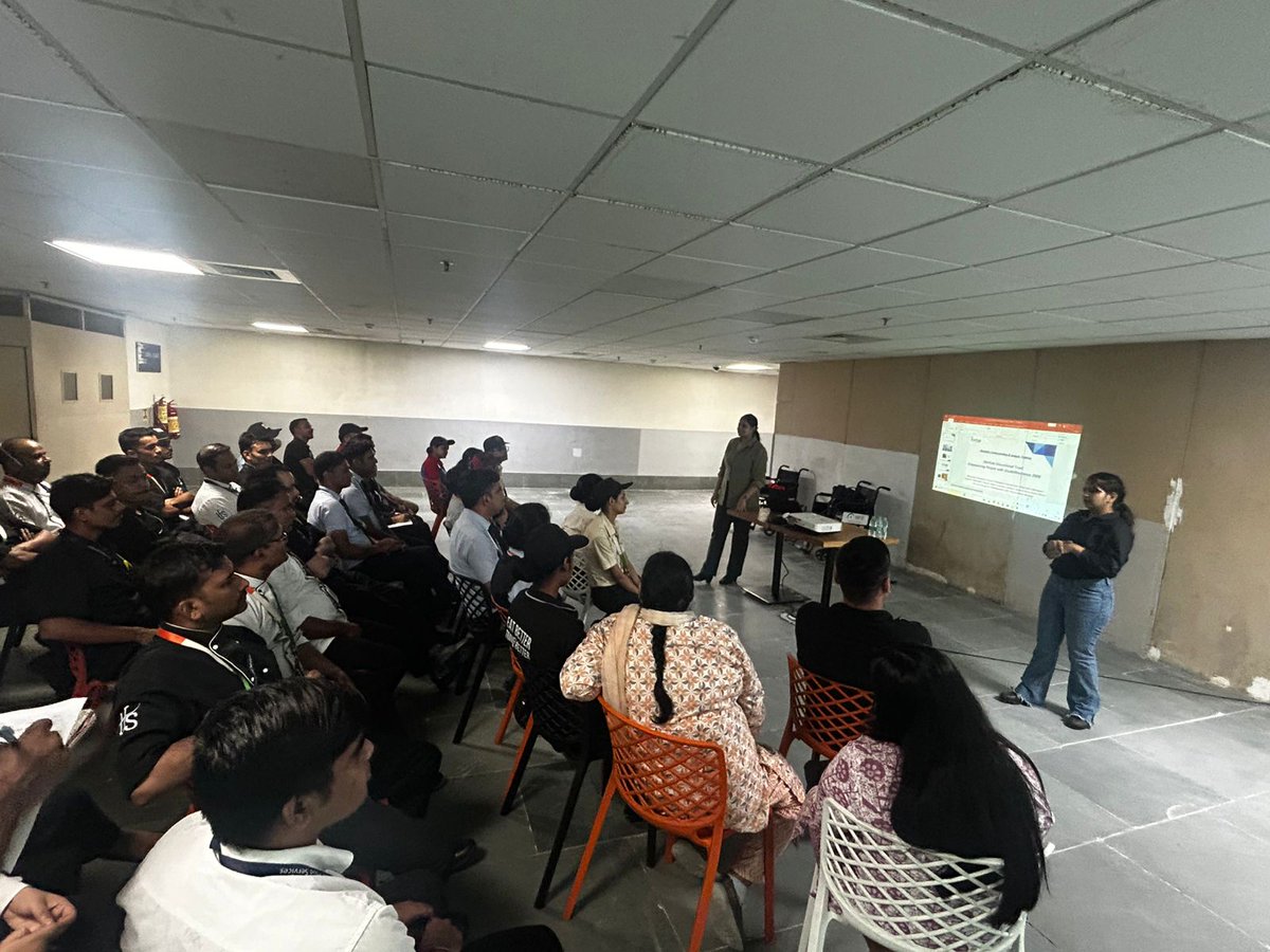 jit_aggarwal's tweet image. 👋 Did you know Sign Language can break barriers for millions? Sarthak Educational Trust, with @Info_TFS , conducted a Sensitization Workshop at T3, IGI Airport Delhi —covering ISL basics, disability awareness & RPwD Act 2016 to foster inclusion. 💙♿
#SignLanguageAwareness