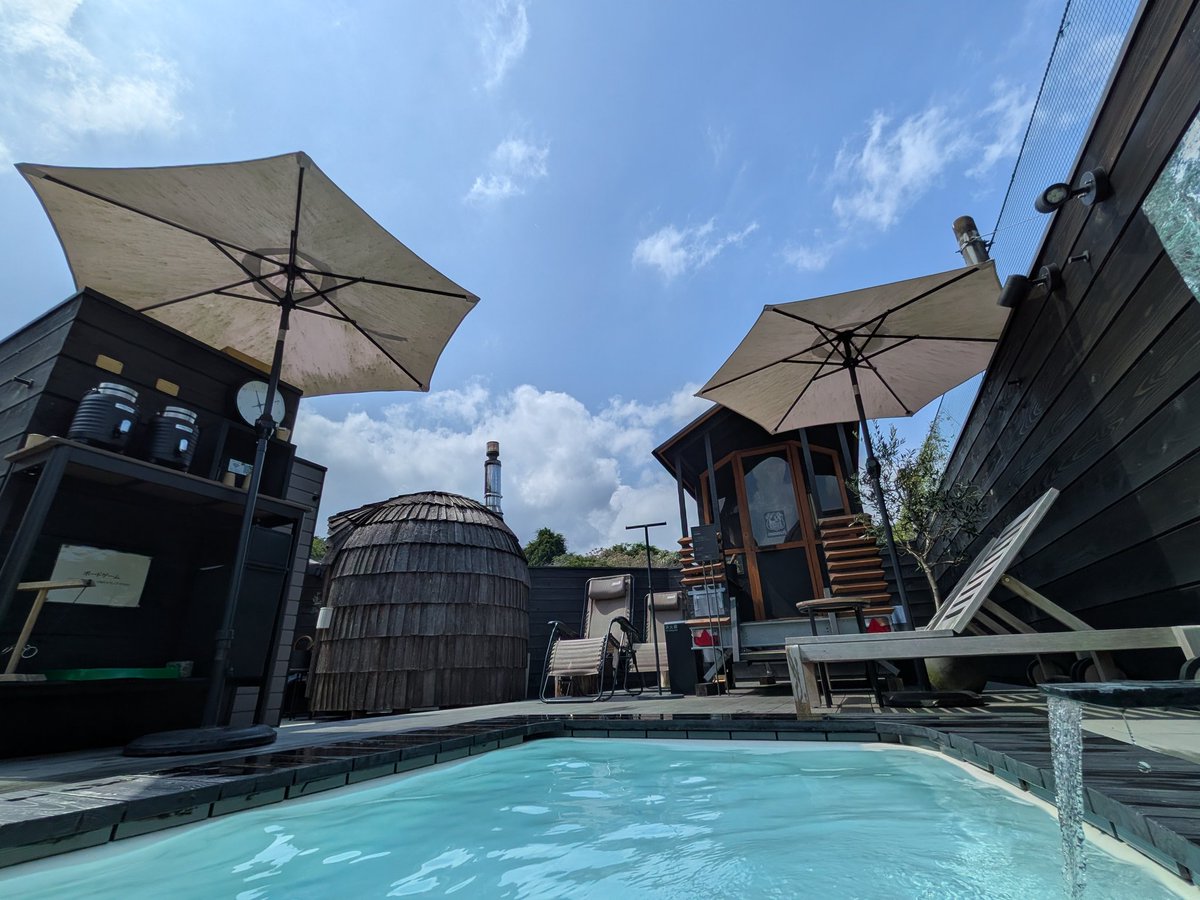 shibugaya1's tweet image. サウナ室3つで薪サウナはアチアチ🔥水風呂からの眺めは楽園🌴川の中の水は冷たくて気持ちいい💧午前中から極楽でした😊
＃コモリバ
＃COMORIVER
＃エストニア製イグルーサウナ
