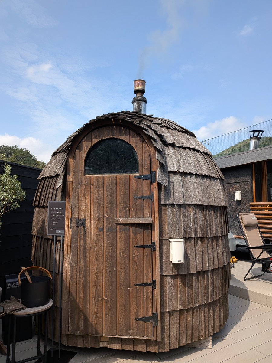 shibugaya1's tweet image. サウナ室3つで薪サウナはアチアチ🔥水風呂からの眺めは楽園🌴川の中の水は冷たくて気持ちいい💧午前中から極楽でした😊
＃コモリバ
＃COMORIVER
＃エストニア製イグルーサウナ