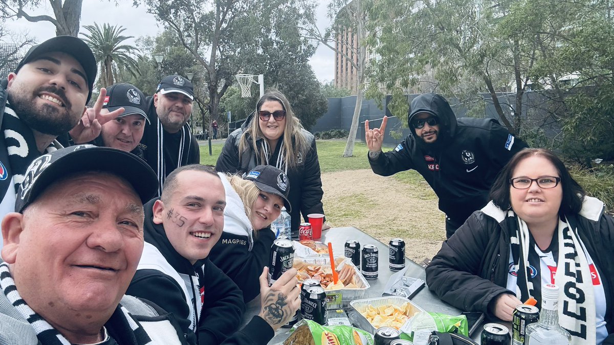 magpie_fever's tweet image. Just like old days  🖤⚪️🖤⚪️pies #prelim @Wrongly_Excused