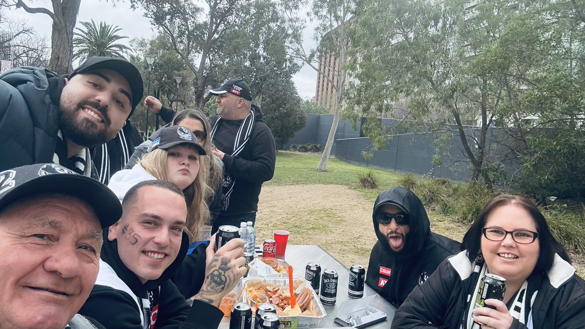 magpie_fever's tweet image. Just like old days  🖤⚪️🖤⚪️pies #prelim @Wrongly_Excused