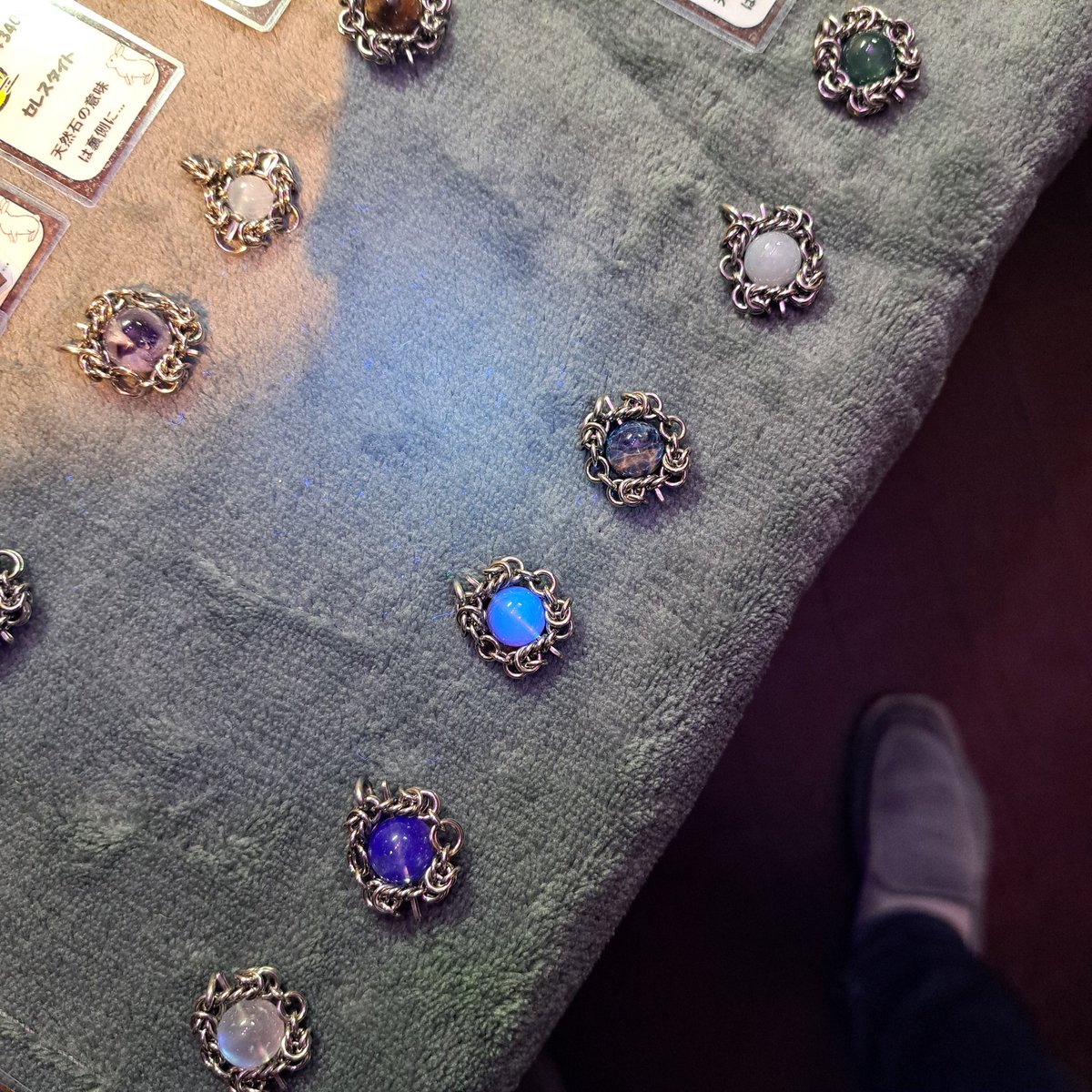 #札幌妖怪縁日2025 始まります🙌

20㈯ #ニュー桂和ビル 地下1階 (BAN×KARA ZONE HS)
札）中央区南5条西6丁目
14時-22時

今日は蛍光発色系の #天然石 と鬼火のような光を放つ #ラブラドライ 系がお勧めかな？

飲食ありステージありの楽しい出展です♪
遊びに来てね🙋‍♂️