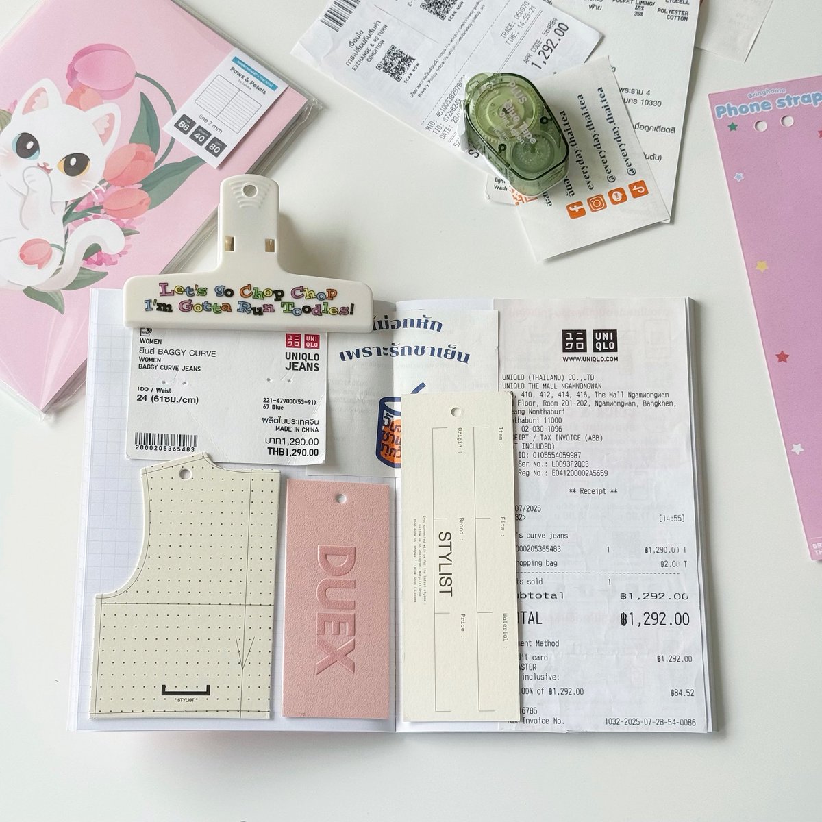 withKhonchanart's tweet image. 🛒shopping haul junk journal ✨ เวลาได้ซื้อของแล้วมีป้ายแท็กติดมาสวย ๆ ทิ้งไม่ลง น้องโกญเลยจับมาทำ journal เก็บไว้ซะเลย 😻 

#junkjournal #journal #journalinspiration #journalcommunity #journalideas