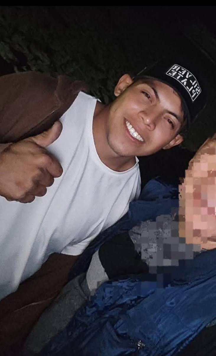 Lyn_Oss's tweet photo. Este hombre de nombre Abraham Jesús Evia Jerónimo originario de Tabasco ha violentado por años a mi prima.

Difundan! , a que tomen sus precauciones, puesto que es un hombre sumamente peligroso, vi0lador, secuestrad0r , ext0rs1onista
#violenciadomesticadenuncie #machismo #mujer https://t.co/BipHQxNU68