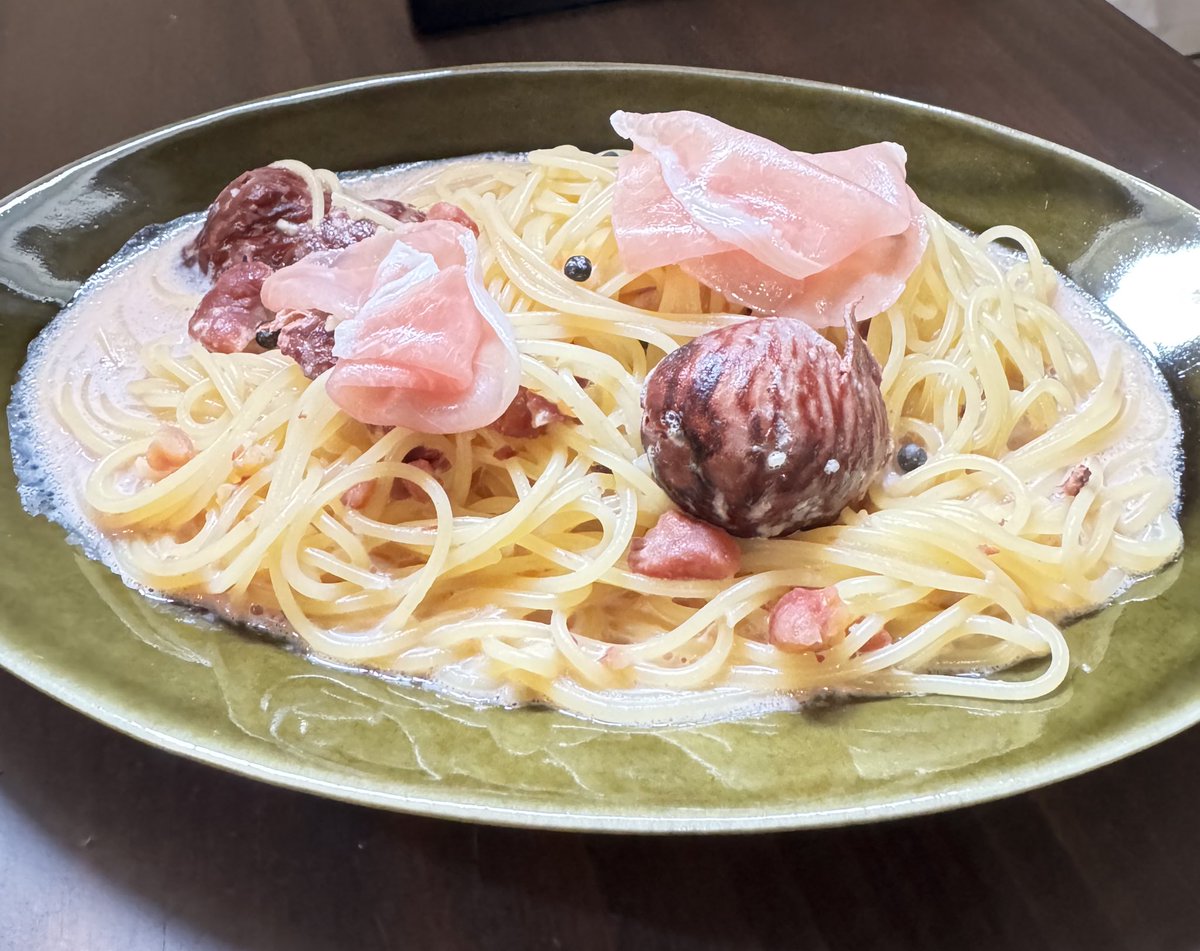 haruoz8883's tweet photo. #おうちごはん　#おひるごはん　#パスタ
（家人が）渋皮煮を作ったときに出た割れた🌰と🥛、🧀、塩レモンで適当に味付けして生ハムを載せたパスタ😅年に一回くらい作る。栗がかなり甘いはずなのに、割と味が決まるので気に入ってる。昨日から急に秋の気配だ🍂‼️ https://t.co/lJnnjtUfry