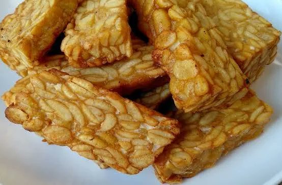 TEMPE,  asal dari Malang, sejak abad ke-17, saat malang lebih dikenal dengan sebutan MONCONEGORO WETAN. Dalam sains pangan, tempe disebut sebagai contoh sempurna fermentasi padat.

Ref: Nout &amp; Kiers (2005). J Appl Microbiol. doi:10.1111/j.1365-2672.2004.02471.x

#gastroStory