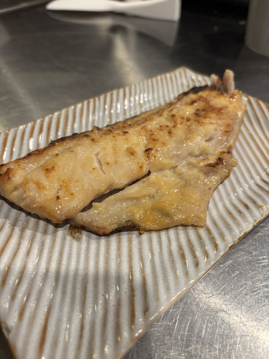 本日の日替わり定食は
赤魚の西京焼き定食です♩
試食しましたがめちゃ美味しいです✨️
良い具合に漬かりました♩
しかも食べ応えあり！
満足する逸品です❕