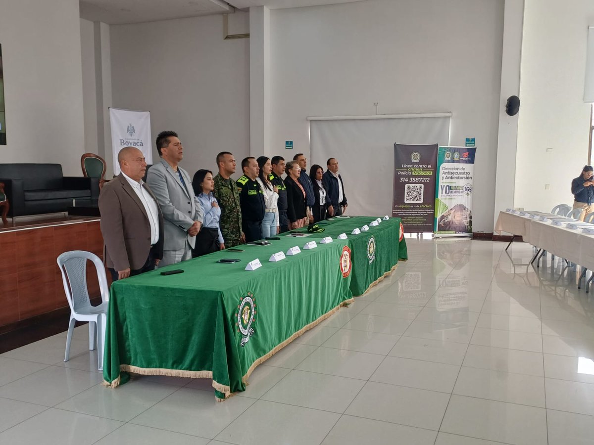 Ejercito_Div5's tweet photo. El Comandante de la #PrimeraBrigada, coronel Eddy Raúl Cardona Restrepo, participa activamente en el 2.º Encuentro de Secretarios de Gobierno 2025, liderado por @SecGobiernoBoy y @AlePico11.

Un espacio clave de articulación interinstitucional para consolidar estrategias que fortalezcan la seguridad y convivencia en #Boyacá.

👥 El trabajo conjunto entre autoridades civiles y militares es pilar de la #ContundenciaOperacional y de la protección a nuestros ciudadanos.