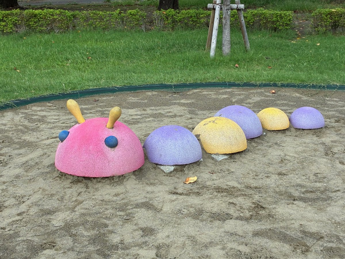 「こどもクリニックさいとう」みんなの広場のインクルーシブ遊具のうち、今日は砂場をご紹介✨
テーブル砂場は、車いす利用者もそのまま遊べます☺
かわいいイモムシみたいなものは、カラフルなゴムチップでできたクッション山🗻
砂遊びをする時は、寄りかかりながら遊べますよ☺

#平塚市総合公園