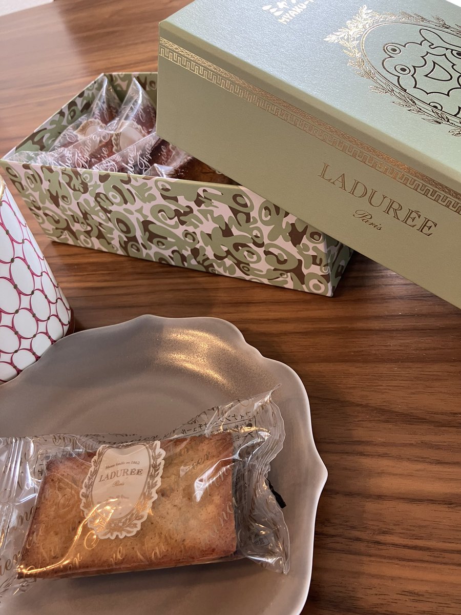 こみゃくファンの皆さん、万博のマーケットプレイスの大丸に売られているラデュレのフィナンシェの箱、こみゃくに溢れています。もちろんフィナンシェは安心の美味しさ。